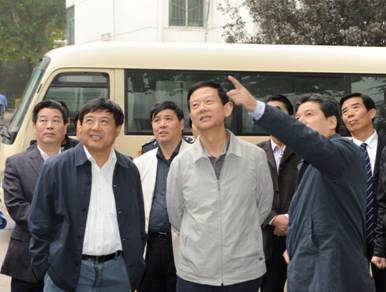 2011年集团公司董事长印建安陪同市委常委、市政法委书记丁健到jdb电子游戏社区视察各项事情