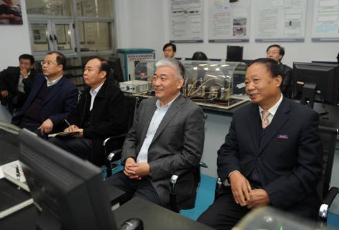 2011年科技部副部长在jdb电子游戏调研时指出： 人才是基础 科技是要害 效益是基础